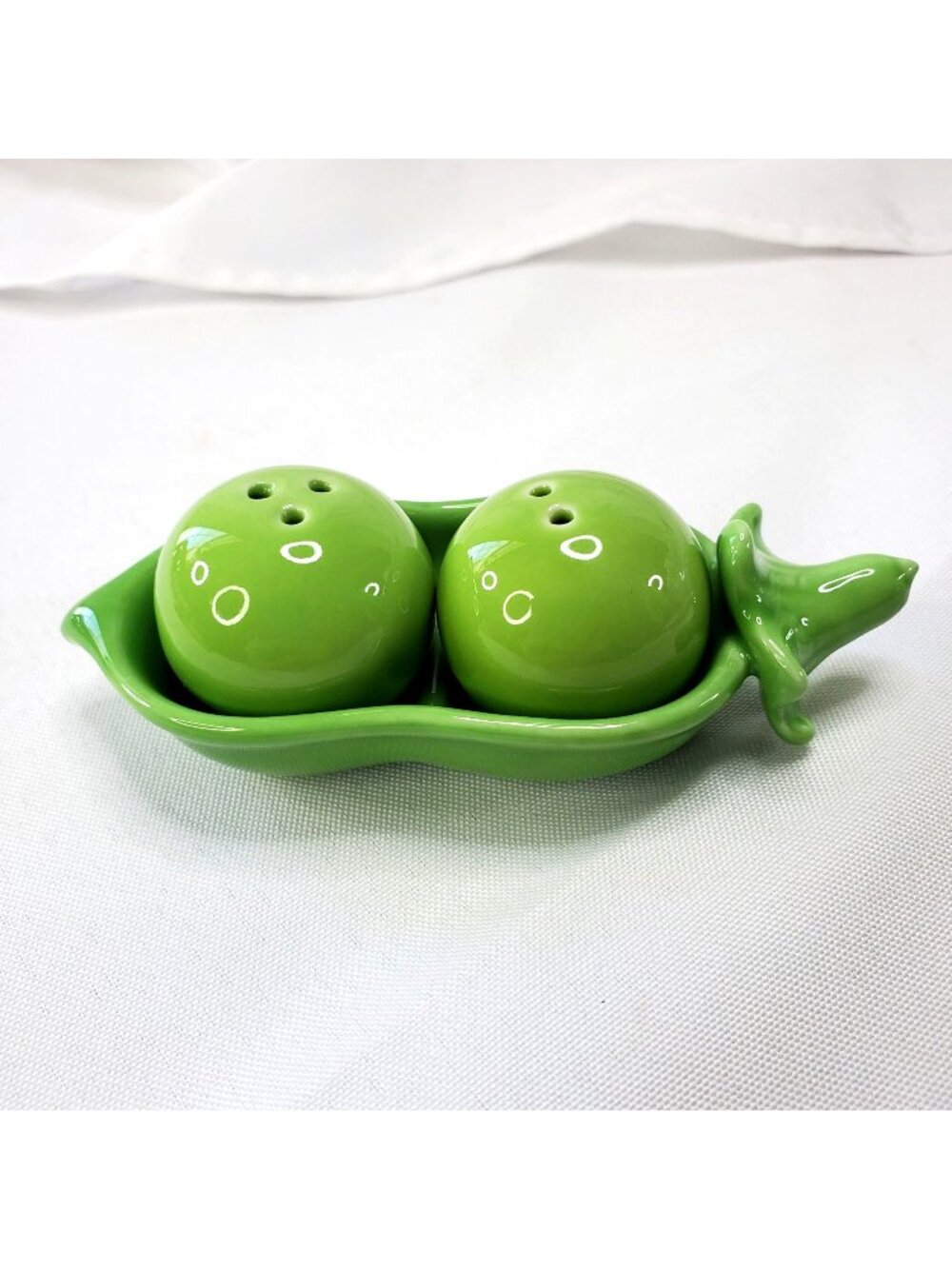 Kate Aspen Two Peas in a Pod Miniature Ceramic Salt & Pepper Shakers Green